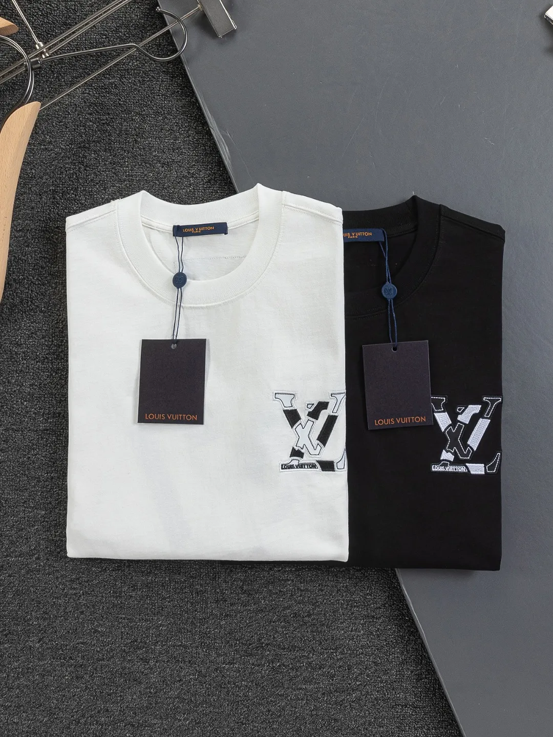 🅿️190 Louis Vuitton 1V LV lv slightly wide version S-XL LV 26ss new products are available at the counter simultaneously. Multiple craftsmanship. Chest patch letter 🪡 embroidery. Back patch letter large logo 🪡 embroidery. Round neck short-sleeved T-shirt, same style for men and women! Consigned to one-to-one creation. Synchronized with the official website, pure cotton fabrics at the counter! It is close to the skin and comfortable, durable and easy to wear. It has a classic and simple logo design and meticulous original craftsmanship. Short-sleeves, a must-have item for men, do not appear to be the same for the general public, but must be unique and eye-catching. This LV short-sleeve is all about quality, comfort, the same shape and fashion as always, including fabrics and cutting techniques. All of them have been made with great effort! 320 grams of washed pure cotton fabric, pure cotton is breathable, very refreshing and comfortable for daily wear. The rib knitting on the neckline is smooth and tight, and the neckline will not be skewed if you toss it at will. The loose version, you will find that it looks really good on the upper body. The overall is minimalist and neat, super versatile for daily use! Pair it casually with a pair of pants for a youthful look. A T-shirt will make your outfit crazy. It is a fashionable item that can never go wrong! Color: Black White Size: S-XL Size chart: S: Shoulder width 50-Bust 56-Length 70 M: Shoulder width 52-Bust 57-Length 72 L: Shoulder width 54-Bust 59-Length 74 XL: Shoulder width 56-Bust 62-Length 76